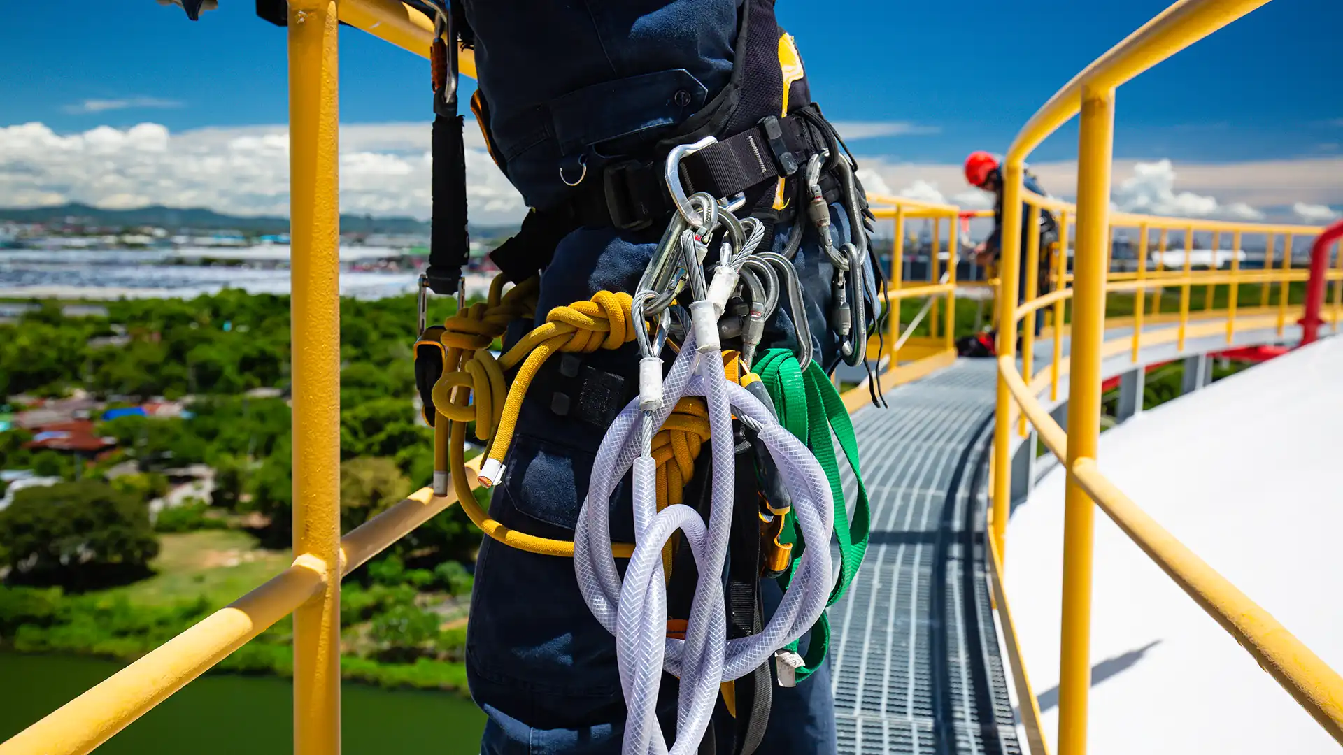 Lanyard ve emniyet kemeriyle çalışan işçi - EKS İş Güvenliği