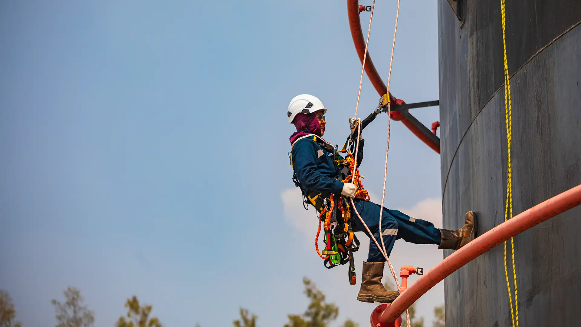 Geri sarımlı düşüş durdurucu ile çalışan işçi