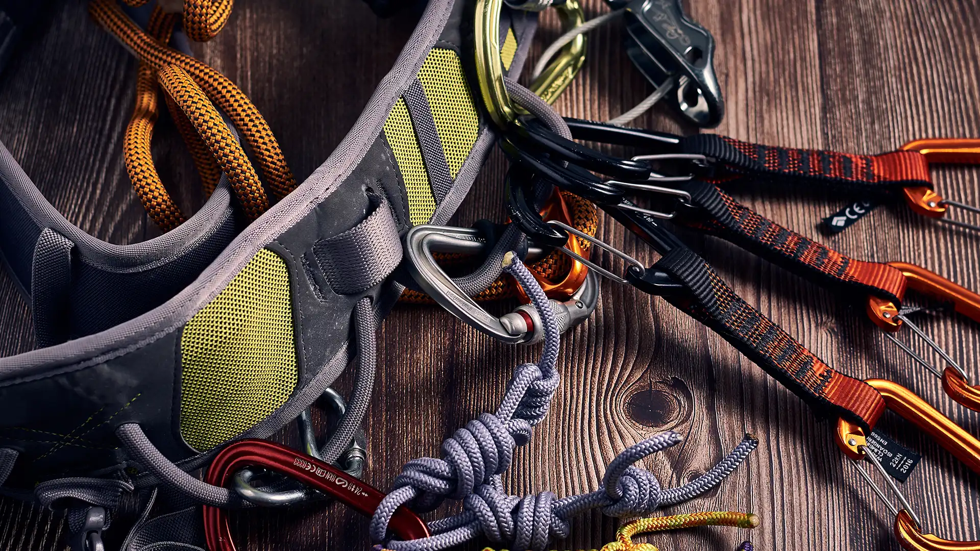 Emniyet kemeri, karabinalar ve şok emicili lanyard malzemelerinin detaylı yakın çekim görüntüsü