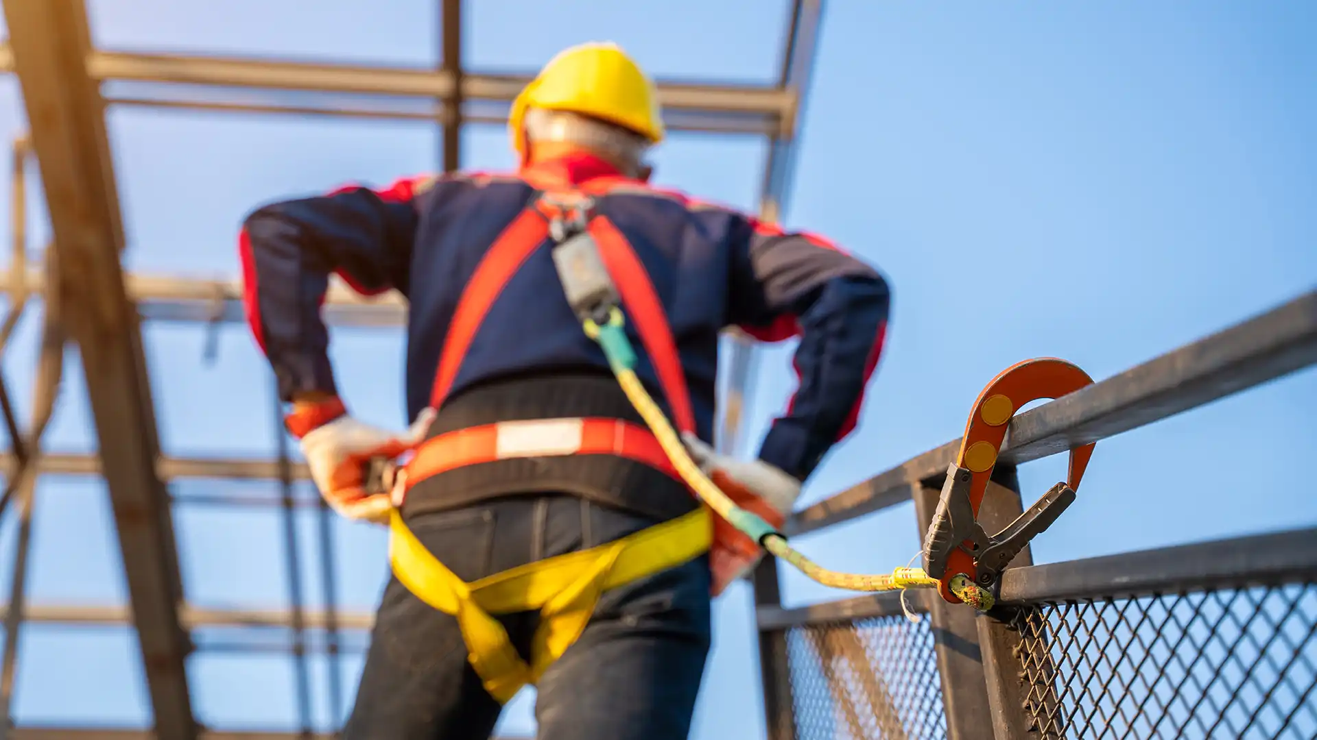 نظام ربط أمان للعاملين على الارتفاعات باستخدام جهاز مانع السقوط ذاتي الاسترجاع، وحبل الأمان، وحزام الأمان